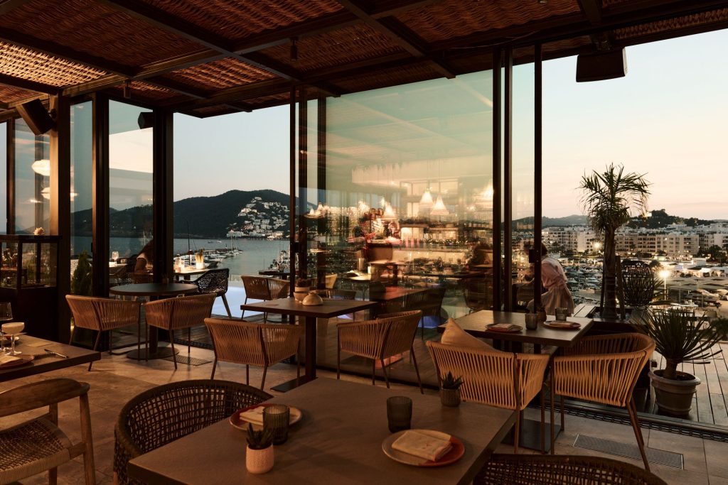 MAYMANTA IBIZA REINVENTA LA ALTA COCINA PERUANA CON UNA PROPUESTA DE AUTOR EN LA BAHÍA DE SANTA EULÀRIA