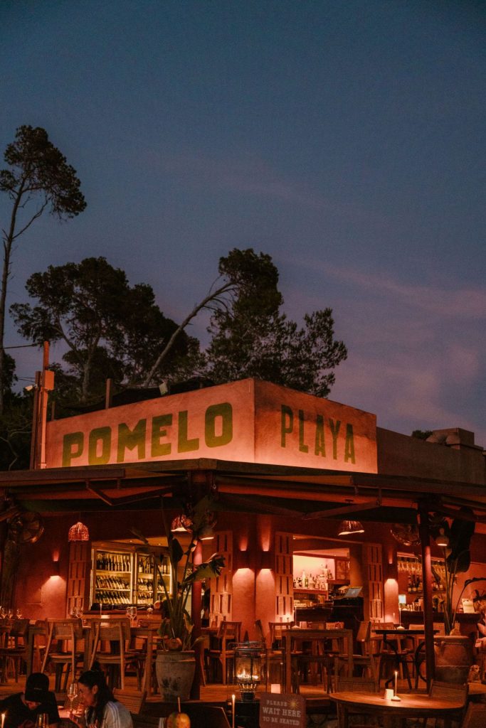 POMELO PLAYA REDEFINE EL CONCEPTO DE CHIRINGUITO EN CALA GRACIÓ CON LA FIRMA DE GRUPO MAMBO
