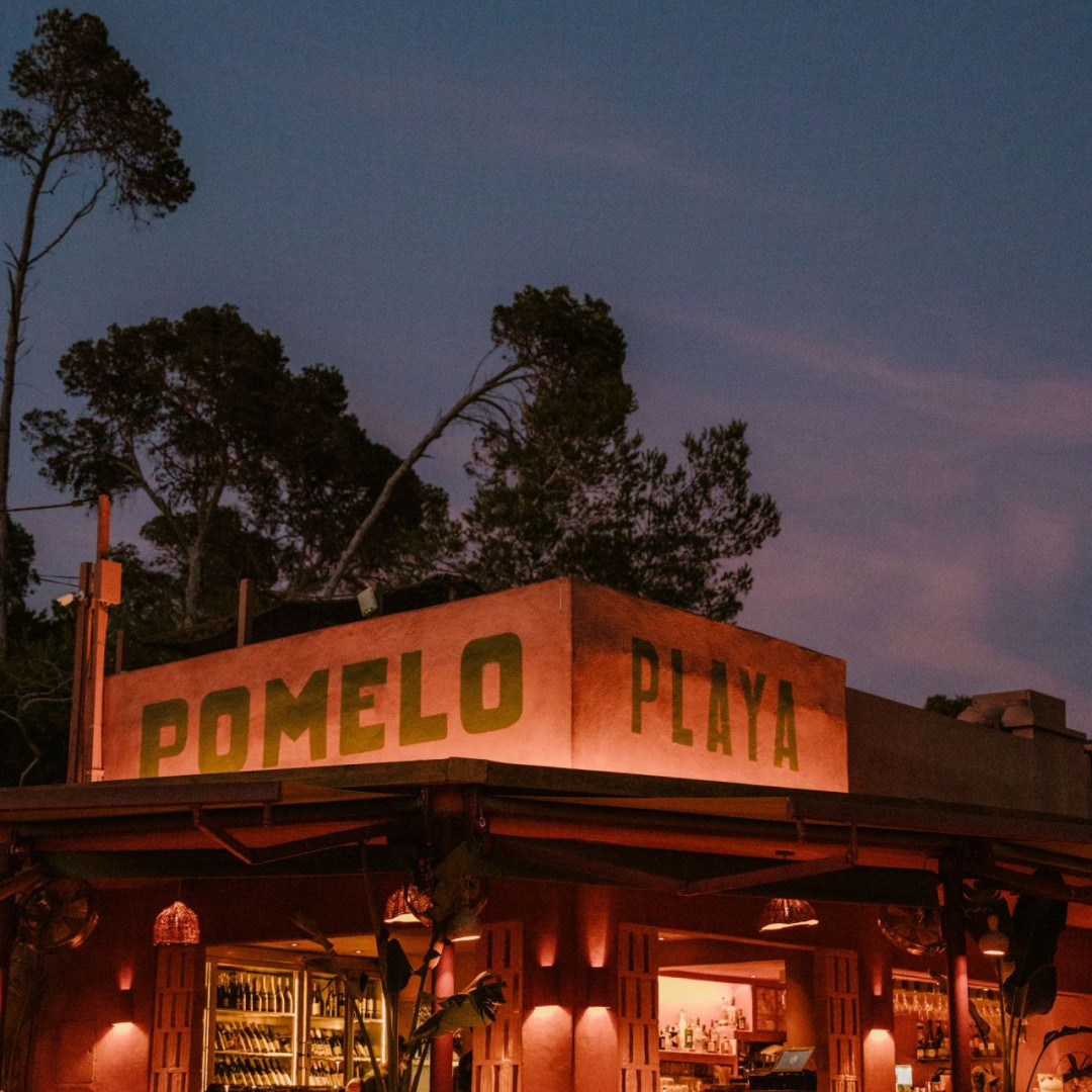 POMELO PLAYA REDEFINE EL CONCEPTO DE CHIRINGUITO EN CALA GRACIÓ CON LA FIRMA DE GRUPO MAMBO